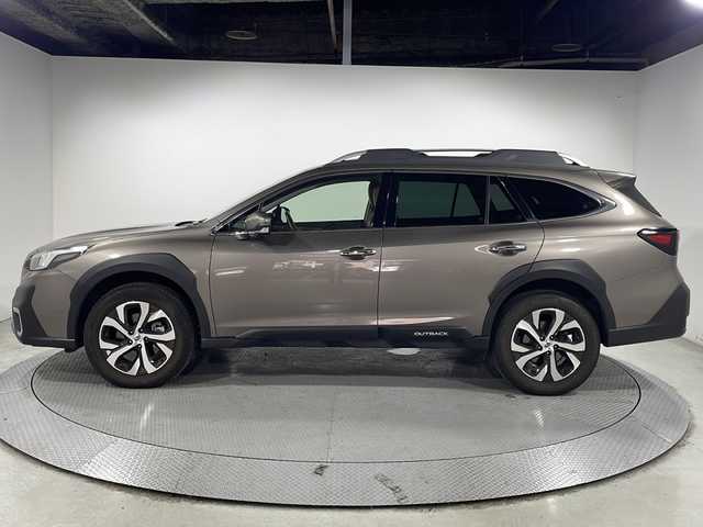 スバル アウトバック リミテッドEX 広島県 2021(令3)年 2.5万km グレーⅡ 純正11.6型ナビ/OPタン革シート/harman/kardonサウンド/X-MODE/フロント/サイド/バックカメラ/パワーシート/シートヒーター/パワーバックドア/ステアリングヒーター/パドルシフト/アイサイトX/・渋滞時ハンズオフアシスト/・ドライバー異常時対応システム/・プリクラッシュブレーキ/・誤発進抑制制御/・ツーリングアシスト/・レーダークルーズコントロール/・車線逸脱警報/・車線逸脱抑制/・ブラインドスポットモニター/・アダプティブドライビングビーム/電動パーキングブレーキ/オートブレーキホールド/ルーフレール/LEDヘッドランプ/純正18インチAW/ETC/USB入力端子