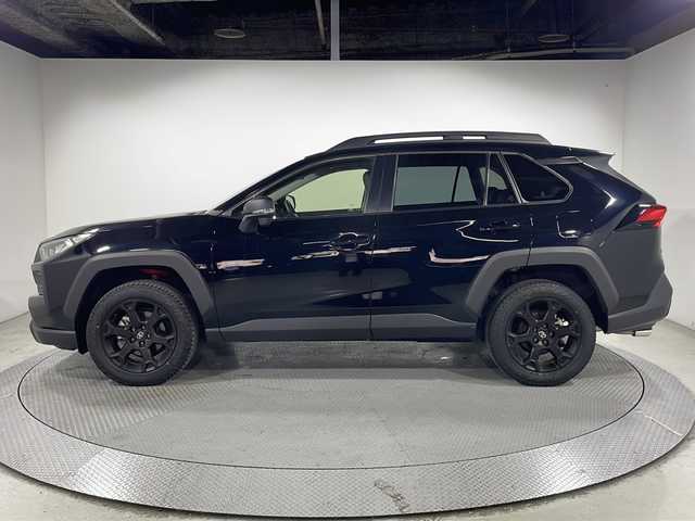 トヨタ ＲＡＶ４ アドベンチャー オフロードPKGⅡ 広島県 2024(令6)年 0.6万km アティチュードブラックマイカ 禁煙車/純正10.5型ディスプレイオーディオ/バックカメラ/デジタルインナーミラー/温／冷シート/パワーシート/ブラインドスポットモニター/ステアリングヒーター/レーダークルーズコントロール/ステアリングヒーター/電動パーキングブレーキ/ＥＴＣ/ドラレコ/ＬＥＤヘッドライト/ダウンヒルアシスト/衝突被害軽減/オートマトックハイビーム/レーンキープアシスト/踏み間違い防止/純正18インチアルミホイール(225/60/R18)/エアバッグ(運転席/助手席/サイド/カーテン)