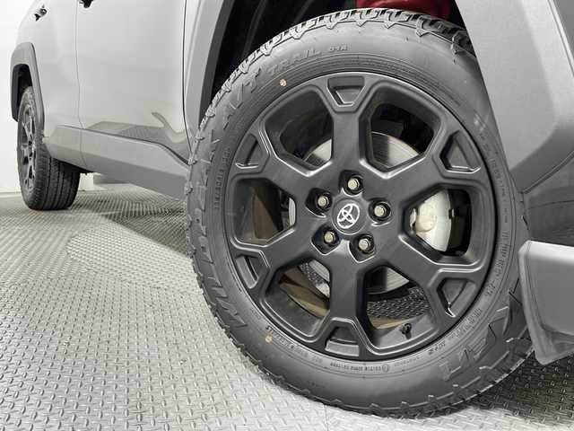 トヨタ ＲＡＶ４ アドベンチャー オフロードPKGⅡ 広島県 2024(令6)年 0.6万km アティチュードブラックマイカ 禁煙車/純正10.5型ディスプレイオーディオ/バックカメラ/デジタルインナーミラー/温／冷シート/パワーシート/ブラインドスポットモニター/ステアリングヒーター/レーダークルーズコントロール/ステアリングヒーター/電動パーキングブレーキ/ＥＴＣ/ドラレコ/ＬＥＤヘッドライト/ダウンヒルアシスト/衝突被害軽減/オートマトックハイビーム/レーンキープアシスト/踏み間違い防止/純正18インチアルミホイール(225/60/R18)/エアバッグ(運転席/助手席/サイド/カーテン)