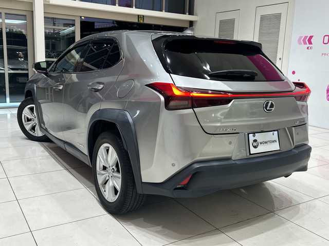 レクサス ＵＸ 250h バージョンC 埼玉県 2019(令1)年 2.3万km ソニックチタニウム 衝突軽減ブレーキ /純正メモリナビ/　　CD/DVD/BT/フルセグ /全方位カメラ /レーダークルーズコントロール /LEDオートライト /ハーフレザーシート /シートヒーター /純正17インチアルミホイール /ブラインドスポットモニター /ステアリングヒーター /純正ETC2.0 /禁煙車