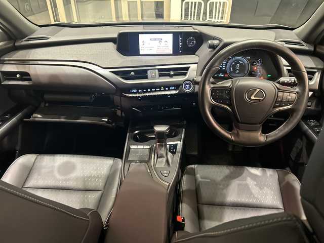 レクサス ＵＸ 250h バージョンC 埼玉県 2019(令1)年 2.3万km ソニックチタニウム 衝突軽減ブレーキ /純正メモリナビ/　　CD/DVD/BT/フルセグ /全方位カメラ /レーダークルーズコントロール /LEDオートライト /ハーフレザーシート /シートヒーター /純正17インチアルミホイール /ブラインドスポットモニター /ステアリングヒーター /純正ETC2.0 /禁煙車