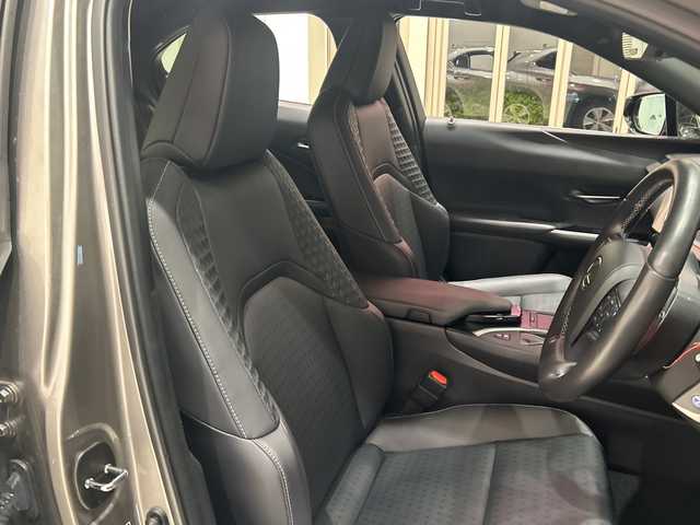 レクサス ＵＸ 250h バージョンC 埼玉県 2019(令1)年 2.3万km ソニックチタニウム 衝突軽減ブレーキ /純正メモリナビ/　　CD/DVD/BT/フルセグ /全方位カメラ /レーダークルーズコントロール /LEDオートライト /ハーフレザーシート /シートヒーター /純正17インチアルミホイール /ブラインドスポットモニター /ステアリングヒーター /純正ETC2.0 /禁煙車