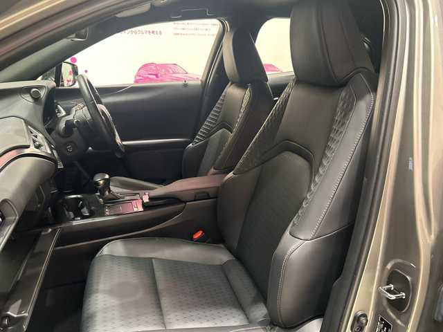 レクサス ＵＸ 250h バージョンC 埼玉県 2019(令1)年 2.3万km ソニックチタニウム 衝突軽減ブレーキ /純正メモリナビ/　　CD/DVD/BT/フルセグ /全方位カメラ /レーダークルーズコントロール /LEDオートライト /ハーフレザーシート /シートヒーター /純正17インチアルミホイール /ブラインドスポットモニター /ステアリングヒーター /純正ETC2.0 /禁煙車
