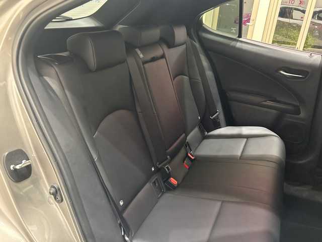 レクサス ＵＸ 250h バージョンC 埼玉県 2019(令1)年 2.3万km ソニックチタニウム 衝突軽減ブレーキ /純正メモリナビ/　　CD/DVD/BT/フルセグ /全方位カメラ /レーダークルーズコントロール /LEDオートライト /ハーフレザーシート /シートヒーター /純正17インチアルミホイール /ブラインドスポットモニター /ステアリングヒーター /純正ETC2.0 /禁煙車