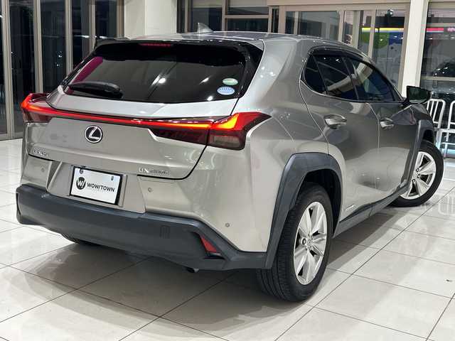 レクサス ＵＸ 250h バージョンC 埼玉県 2019(令1)年 2.3万km ソニックチタニウム 衝突軽減ブレーキ /純正メモリナビ/　　CD/DVD/BT/フルセグ /全方位カメラ /レーダークルーズコントロール /LEDオートライト /ハーフレザーシート /シートヒーター /純正17インチアルミホイール /ブラインドスポットモニター /ステアリングヒーター /純正ETC2.0 /禁煙車