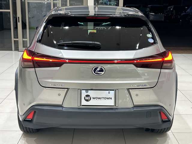 レクサス ＵＸ 250h バージョンC 埼玉県 2019(令1)年 2.3万km ソニックチタニウム 衝突軽減ブレーキ /純正メモリナビ/　　CD/DVD/BT/フルセグ /全方位カメラ /レーダークルーズコントロール /LEDオートライト /ハーフレザーシート /シートヒーター /純正17インチアルミホイール /ブラインドスポットモニター /ステアリングヒーター /純正ETC2.0 /禁煙車