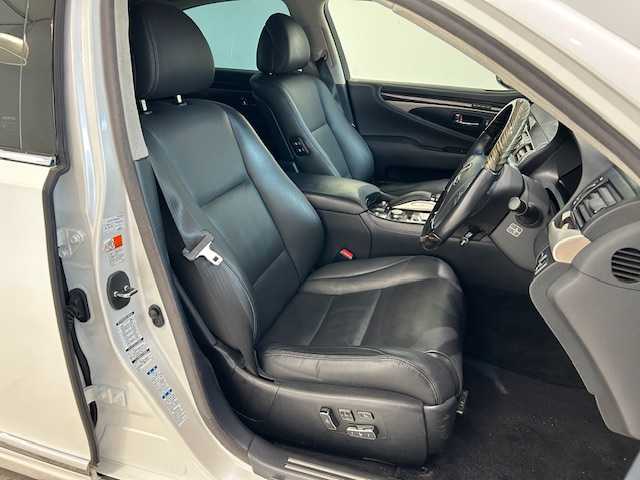 レクサス ＬＳ 600h バージョンC Iパック 宮城県 2016(平28)年 8.7万km ソニッククォーツ 4WD/サンルーフ/純正ナビ/バックカメラ/フルセグTV/Bluetooth、CD、DVD/プリクラッシュセーフティー/レーンディパーチャーアラート/レーダークルーズコントロール/オートマチックハイビーム/ブラインドスポットモニター/クリアランスソナー/ブレーキホールド/MTモード付きAT/電動リアゲート/ハンドルヒーター/シートメモリ/エアシート/オットマン/LEDヘッドライト/フォグランプ/オートライト/純正フロアマット
