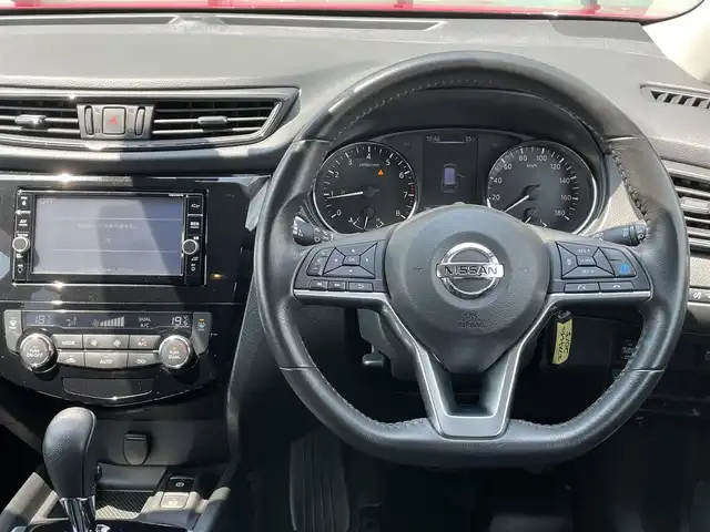 日産 エクストレイル 20Xi 香川県 2018(平30)年 3.9万km ガーネットレッド 登録時走行距離：38821km/ディーラー純正ナビ/デジタルインナーミラー/全方位カメラ/エマージェンシーブレーキ/レーンキープアシスト/レーダークルーズコントロール/ブラインドスポットモニター/クリアランスソナー/ダウンヒルアシストコントロール/横滑り防止装置/アイドリングストップ/電子パーキングブレーキ/LEDヘッドライト/オートライト/フォグランプ/パワーバックドア/カプロンシート/純正フロアマット/ドアバイザー/ヒーテッドドアミラー/電動格納ミラー/革巻きステアリング/ステアリングスイッチ/プッシュスタート/スマートキー