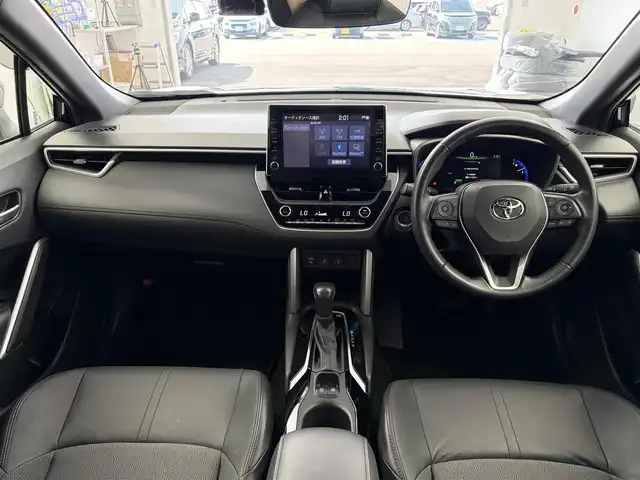 トヨタ カローラ クロス ハイブリッド Z 愛知県 2022(令4)年 3.6万km アティチュードブラックマイカ トヨタセーフティセンス/レーダークルーズコントロール/純正ナビ/（Bluetooth/AM/FM/USB入力）/全方位カメラ/ETC/ドラレコ/革巻きステアリング/ステアリングリモコン/パワーシート/シートヒーター/電動リアゲード/純正18インチAW/純正LEDライト/純正フロアマット/電子パーキング/オートホールド/電動格納ミラー/DUALエアコン/スマートキー/プッシュスタート/AC100V/ドアバイザー