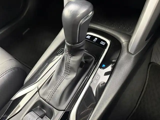 トヨタ カローラ クロス ハイブリッド Z 愛知県 2022(令4)年 3.6万km アティチュードブラックマイカ トヨタセーフティセンス/レーダークルーズコントロール/純正ナビ/（Bluetooth/AM/FM/USB入力）/全方位カメラ/ETC/ドラレコ/革巻きステアリング/ステアリングリモコン/パワーシート/シートヒーター/電動リアゲード/純正18インチAW/純正LEDライト/純正フロアマット/電子パーキング/オートホールド/電動格納ミラー/DUALエアコン/スマートキー/プッシュスタート/AC100V/ドアバイザー