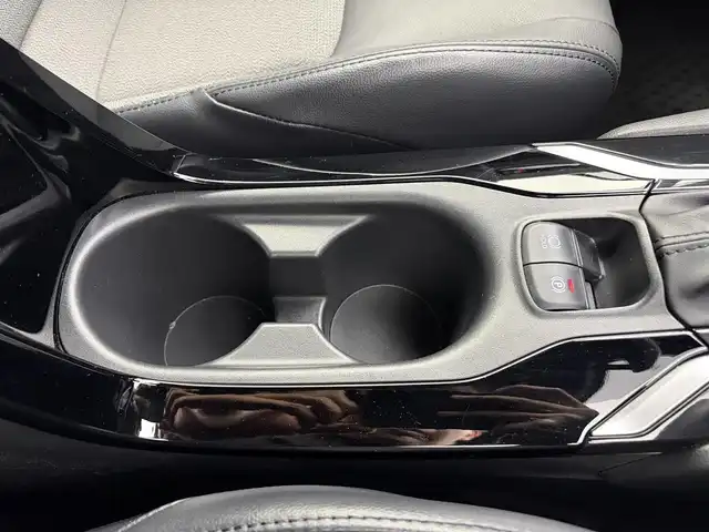 トヨタ カローラ クロス ハイブリッド Z 愛知県 2022(令4)年 3.6万km アティチュードブラックマイカ トヨタセーフティセンス/レーダークルーズコントロール/純正ナビ/（Bluetooth/AM/FM/USB入力）/全方位カメラ/ETC/ドラレコ/革巻きステアリング/ステアリングリモコン/パワーシート/シートヒーター/電動リアゲード/純正18インチAW/純正LEDライト/純正フロアマット/電子パーキング/オートホールド/電動格納ミラー/DUALエアコン/スマートキー/プッシュスタート/AC100V/ドアバイザー