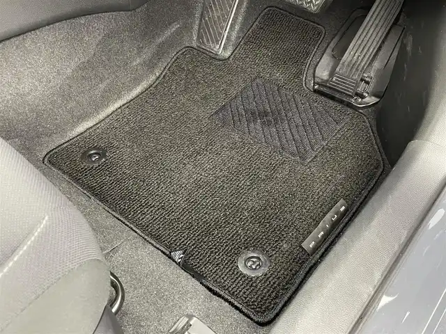 トヨタ プリウス U 群馬県 2023(令5)年 2.5万km グレー シートヒーター/純正ディスプレイオーディオ　（コネクティッドナビ対応）/・8インチHDディスプレイ/・USB入力（動画・音楽　再生/給電【Type-C】/・Bluetooth （ハンズフリー/オーディオ）/・Miracast/・フルセグTV/・スマートフォン連携　Apple Car Play /Android Auto/＝＝＝＝＝＝＝＝＝＝＝＝＝＝/純正８インチディスプレイオーディオ　Ｍｉｒａｃａｓｔ　バックカメラ　トヨタセーフティセンス　プリクラッシュセーフティ　レーダークルーズコントロール　シートヒーター　ＥＴＣ２．０　プッシュスタート　禁煙