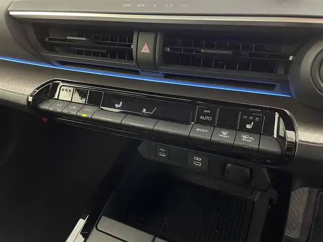 トヨタ プリウス U 群馬県 2023(令5)年 2.5万km グレー シートヒーター/純正ディスプレイオーディオ　（コネクティッドナビ対応）/・8インチHDディスプレイ/・USB入力（動画・音楽　再生/給電【Type-C】/・Bluetooth （ハンズフリー/オーディオ）/・Miracast/・フルセグTV/・スマートフォン連携　Apple Car Play /Android Auto/＝＝＝＝＝＝＝＝＝＝＝＝＝＝/純正８インチディスプレイオーディオ　Ｍｉｒａｃａｓｔ　バックカメラ　トヨタセーフティセンス　プリクラッシュセーフティ　レーダークルーズコントロール　シートヒーター　ＥＴＣ２．０　プッシュスタート　禁煙