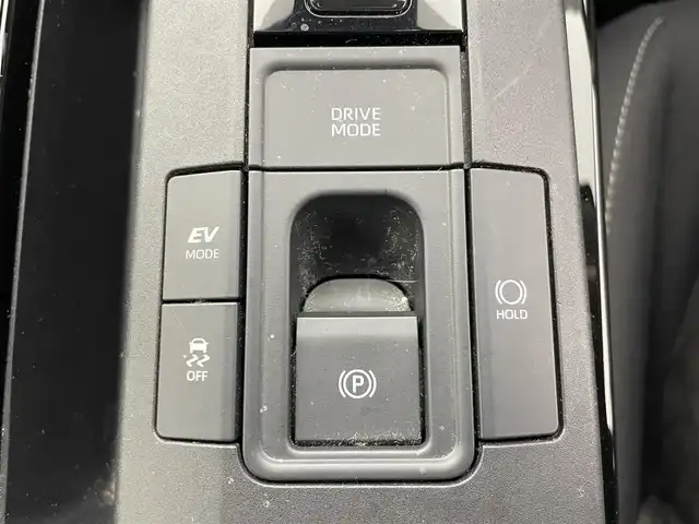 トヨタ プリウス U 群馬県 2023(令5)年 2.5万km グレー シートヒーター/純正ディスプレイオーディオ　（コネクティッドナビ対応）/・8インチHDディスプレイ/・USB入力（動画・音楽　再生/給電【Type-C】/・Bluetooth （ハンズフリー/オーディオ）/・Miracast/・フルセグTV/・スマートフォン連携　Apple Car Play /Android Auto/＝＝＝＝＝＝＝＝＝＝＝＝＝＝/純正８インチディスプレイオーディオ　Ｍｉｒａｃａｓｔ　バックカメラ　トヨタセーフティセンス　プリクラッシュセーフティ　レーダークルーズコントロール　シートヒーター　ＥＴＣ２．０　プッシュスタート　禁煙