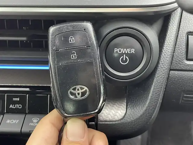 トヨタ プリウス U 群馬県 2023(令5)年 2.5万km グレー シートヒーター/純正ディスプレイオーディオ　（コネクティッドナビ対応）/・8インチHDディスプレイ/・USB入力（動画・音楽　再生/給電【Type-C】/・Bluetooth （ハンズフリー/オーディオ）/・Miracast/・フルセグTV/・スマートフォン連携　Apple Car Play /Android Auto/＝＝＝＝＝＝＝＝＝＝＝＝＝＝/純正８インチディスプレイオーディオ　Ｍｉｒａｃａｓｔ　バックカメラ　トヨタセーフティセンス　プリクラッシュセーフティ　レーダークルーズコントロール　シートヒーター　ＥＴＣ２．０　プッシュスタート　禁煙