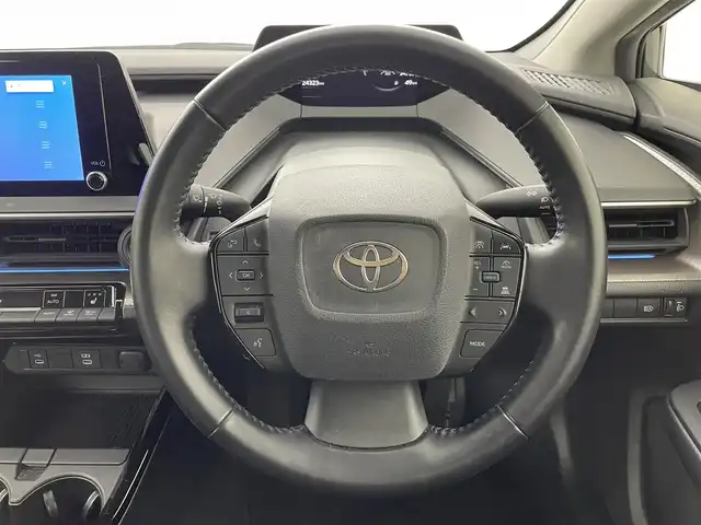 トヨタ プリウス U 群馬県 2023(令5)年 2.5万km グレー シートヒーター/純正ディスプレイオーディオ　（コネクティッドナビ対応）/・8インチHDディスプレイ/・USB入力（動画・音楽　再生/給電【Type-C】/・Bluetooth （ハンズフリー/オーディオ）/・Miracast/・フルセグTV/・スマートフォン連携　Apple Car Play /Android Auto/＝＝＝＝＝＝＝＝＝＝＝＝＝＝/純正８インチディスプレイオーディオ　Ｍｉｒａｃａｓｔ　バックカメラ　トヨタセーフティセンス　プリクラッシュセーフティ　レーダークルーズコントロール　シートヒーター　ＥＴＣ２．０　プッシュスタート　禁煙