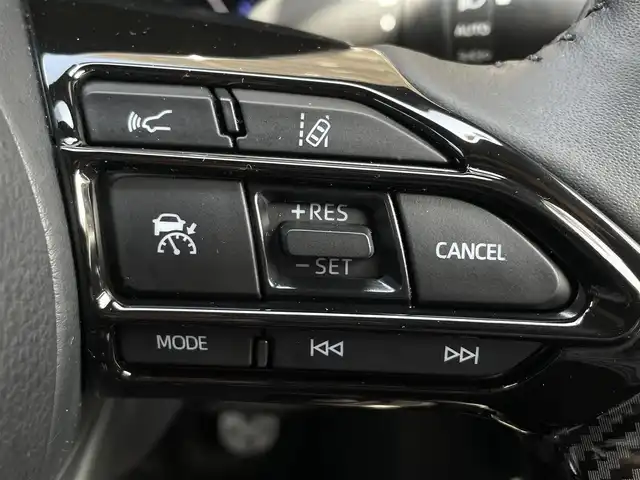 トヨタ ヤリスクロス ハイブリッド Z 大阪府 2023(令5)年 0.9万km ブラックマイカ/プラチナホワイトパールマイカ モデリスタエアロキット/パノラミックビューモニター/パーキングサポートブレーキ/ハンズフリーパワーバックドア/アクセサリーコンセントAC100V/ETC2/0ビルトインタイプ/純正8インチナビ/・AM/FM/BT/フルセグ /・タイプC/USB/トヨタセーフティーセンス/・プリクラッシュセーフティー/・レーントレーシングアシスト/・レーンディパーチャーアラート/・レーダークルーズコントロール/・オートマチックハイビーム/・ロードサインアシスト/・プロアクティブドライビングアシスト/ハーフレザー/パワーシート/シートヒーター/ステアリングスイッチ/純正18インチアルミホイール/純正フロアマット/純正ドアバイザー/カーボン調ミラーカバー/取扱説明書/保証書/記録簿R6/スペアキー