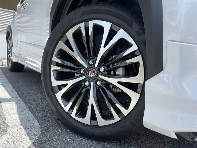 トヨタ ヤリスクロス ハイブリッド Z 大阪府 2023(令5)年 0.9万km ブラックマイカ/プラチナホワイトパールマイカ モデリスタエアロキット/パノラミックビューモニター/パーキングサポートブレーキ/ハンズフリーパワーバックドア/アクセサリーコンセントAC100V/ETC2/0ビルトインタイプ/純正8インチナビ/・AM/FM/BT/フルセグ /・タイプC/USB/トヨタセーフティーセンス/・プリクラッシュセーフティー/・レーントレーシングアシスト/・レーンディパーチャーアラート/・レーダークルーズコントロール/・オートマチックハイビーム/・ロードサインアシスト/・プロアクティブドライビングアシスト/ハーフレザー/パワーシート/シートヒーター/ステアリングスイッチ/純正18インチアルミホイール/純正フロアマット/純正ドアバイザー/カーボン調ミラーカバー/取扱説明書/保証書/記録簿R6/スペアキー