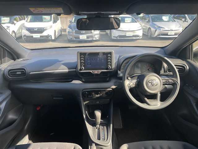 トヨタ ヤリス ハイブリッド 静岡県 2022(令4)年 2万km スーパーホワイトⅡ ●純正ナビ/（Bluetooth）/●バックカメラ/●レーダークルーズコントロール/●プリクラッシュセーフティー/●レーントレーシングアシスト/●オートライト/●オートマチックハイビーム/●ステアリングスイッチ/●電動格納ウインカーミラー/●ETC/●ISOFIX/●レベライザー/●純正フロアマット/●スマートキー/●純正ホイールカバー/●W＋サイド＋カーテンSRS＋ABS/●取扱説明書