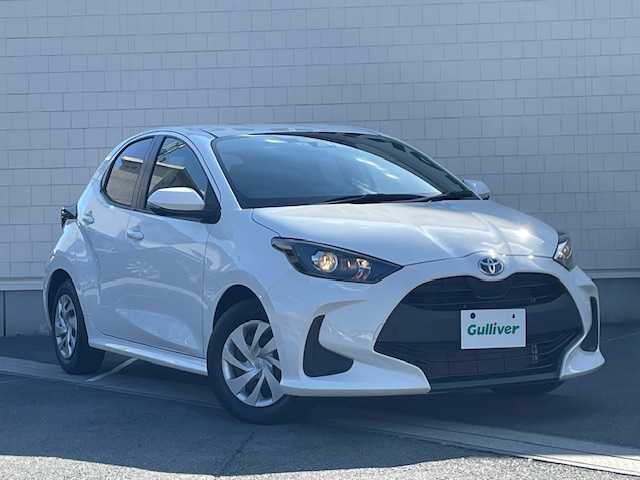 トヨタ ヤリス ハイブリッド 静岡県 2022(令4)年 2万km スーパーホワイトⅡ ●純正ナビ/（Bluetooth）/●バックカメラ/●レーダークルーズコントロール/●プリクラッシュセーフティー/●レーントレーシングアシスト/●オートライト/●オートマチックハイビーム/●ステアリングスイッチ/●電動格納ウインカーミラー/●ETC/●ISOFIX/●レベライザー/●純正フロアマット/●スマートキー/●純正ホイールカバー/●W＋サイド＋カーテンSRS＋ABS/●取扱説明書