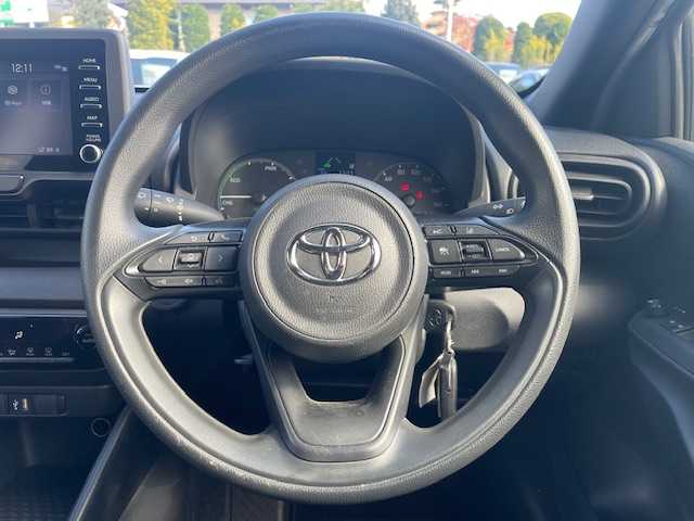 トヨタ ヤリス ハイブリッド 静岡県 2022(令4)年 2万km スーパーホワイトⅡ ●純正ナビ/（Bluetooth）/●バックカメラ/●レーダークルーズコントロール/●プリクラッシュセーフティー/●レーントレーシングアシスト/●オートライト/●オートマチックハイビーム/●ステアリングスイッチ/●電動格納ウインカーミラー/●ETC/●ISOFIX/●レベライザー/●純正フロアマット/●スマートキー/●純正ホイールカバー/●W＋サイド＋カーテンSRS＋ABS/●取扱説明書