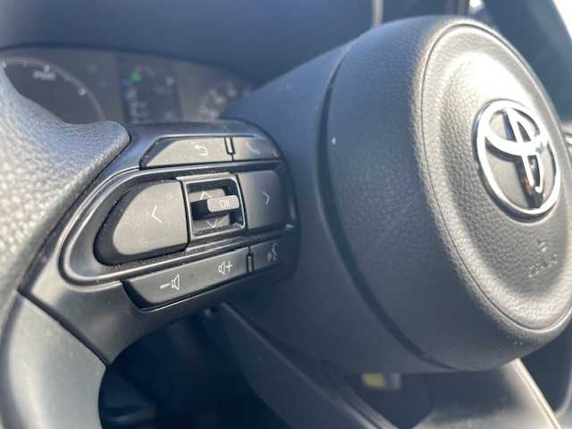 トヨタ ヤリス ハイブリッド 静岡県 2022(令4)年 2万km スーパーホワイトⅡ ●純正ナビ/（Bluetooth）/●バックカメラ/●レーダークルーズコントロール/●プリクラッシュセーフティー/●レーントレーシングアシスト/●オートライト/●オートマチックハイビーム/●ステアリングスイッチ/●電動格納ウインカーミラー/●ETC/●ISOFIX/●レベライザー/●純正フロアマット/●スマートキー/●純正ホイールカバー/●W＋サイド＋カーテンSRS＋ABS/●取扱説明書