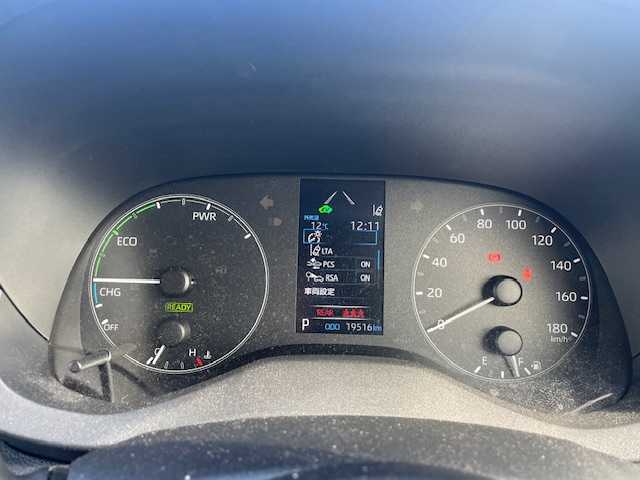 トヨタ ヤリス ハイブリッド 静岡県 2022(令4)年 2万km スーパーホワイトⅡ ●純正ナビ/（Bluetooth）/●バックカメラ/●レーダークルーズコントロール/●プリクラッシュセーフティー/●レーントレーシングアシスト/●オートライト/●オートマチックハイビーム/●ステアリングスイッチ/●電動格納ウインカーミラー/●ETC/●ISOFIX/●レベライザー/●純正フロアマット/●スマートキー/●純正ホイールカバー/●W＋サイド＋カーテンSRS＋ABS/●取扱説明書