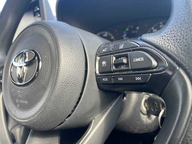 トヨタ ヤリス ハイブリッド 静岡県 2022(令4)年 2万km スーパーホワイトⅡ ●純正ナビ/（Bluetooth）/●バックカメラ/●レーダークルーズコントロール/●プリクラッシュセーフティー/●レーントレーシングアシスト/●オートライト/●オートマチックハイビーム/●ステアリングスイッチ/●電動格納ウインカーミラー/●ETC/●ISOFIX/●レベライザー/●純正フロアマット/●スマートキー/●純正ホイールカバー/●W＋サイド＋カーテンSRS＋ABS/●取扱説明書