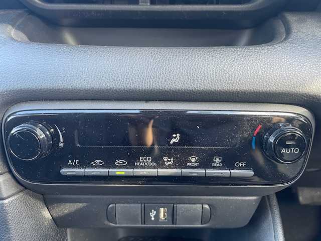 トヨタ ヤリス ハイブリッド 静岡県 2022(令4)年 2万km スーパーホワイトⅡ ●純正ナビ/（Bluetooth）/●バックカメラ/●レーダークルーズコントロール/●プリクラッシュセーフティー/●レーントレーシングアシスト/●オートライト/●オートマチックハイビーム/●ステアリングスイッチ/●電動格納ウインカーミラー/●ETC/●ISOFIX/●レベライザー/●純正フロアマット/●スマートキー/●純正ホイールカバー/●W＋サイド＋カーテンSRS＋ABS/●取扱説明書