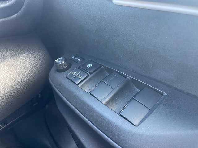 トヨタ ヤリス ハイブリッド 静岡県 2022(令4)年 2万km スーパーホワイトⅡ ●純正ナビ/（Bluetooth）/●バックカメラ/●レーダークルーズコントロール/●プリクラッシュセーフティー/●レーントレーシングアシスト/●オートライト/●オートマチックハイビーム/●ステアリングスイッチ/●電動格納ウインカーミラー/●ETC/●ISOFIX/●レベライザー/●純正フロアマット/●スマートキー/●純正ホイールカバー/●W＋サイド＋カーテンSRS＋ABS/●取扱説明書