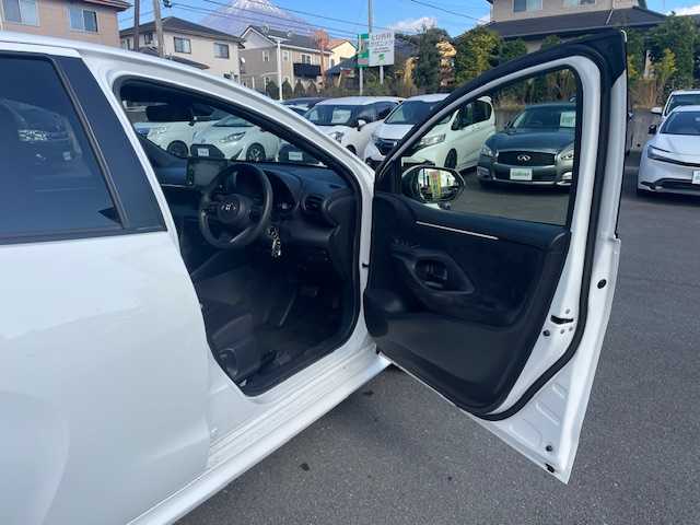 トヨタ ヤリス ハイブリッド 静岡県 2022(令4)年 2万km スーパーホワイトⅡ ●純正ナビ/（Bluetooth）/●バックカメラ/●レーダークルーズコントロール/●プリクラッシュセーフティー/●レーントレーシングアシスト/●オートライト/●オートマチックハイビーム/●ステアリングスイッチ/●電動格納ウインカーミラー/●ETC/●ISOFIX/●レベライザー/●純正フロアマット/●スマートキー/●純正ホイールカバー/●W＋サイド＋カーテンSRS＋ABS/●取扱説明書