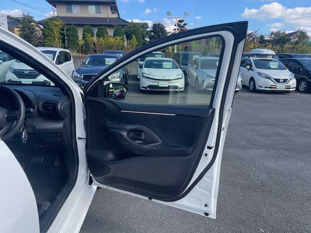 トヨタ ヤリス ハイブリッド 静岡県 2022(令4)年 2万km スーパーホワイトⅡ ●純正ナビ/（Bluetooth）/●バックカメラ/●レーダークルーズコントロール/●プリクラッシュセーフティー/●レーントレーシングアシスト/●オートライト/●オートマチックハイビーム/●ステアリングスイッチ/●電動格納ウインカーミラー/●ETC/●ISOFIX/●レベライザー/●純正フロアマット/●スマートキー/●純正ホイールカバー/●W＋サイド＋カーテンSRS＋ABS/●取扱説明書