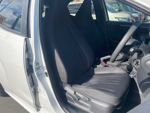 トヨタ ヤリス ハイブリッド 静岡県 2022(令4)年 2万km スーパーホワイトⅡ ●純正ナビ/（Bluetooth）/●バックカメラ/●レーダークルーズコントロール/●プリクラッシュセーフティー/●レーントレーシングアシスト/●オートライト/●オートマチックハイビーム/●ステアリングスイッチ/●電動格納ウインカーミラー/●ETC/●ISOFIX/●レベライザー/●純正フロアマット/●スマートキー/●純正ホイールカバー/●W＋サイド＋カーテンSRS＋ABS/●取扱説明書