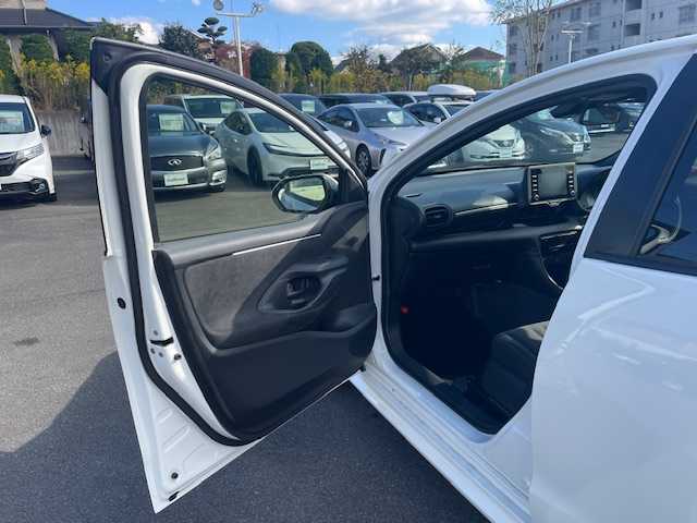 トヨタ ヤリス ハイブリッド 静岡県 2022(令4)年 2万km スーパーホワイトⅡ ●純正ナビ/（Bluetooth）/●バックカメラ/●レーダークルーズコントロール/●プリクラッシュセーフティー/●レーントレーシングアシスト/●オートライト/●オートマチックハイビーム/●ステアリングスイッチ/●電動格納ウインカーミラー/●ETC/●ISOFIX/●レベライザー/●純正フロアマット/●スマートキー/●純正ホイールカバー/●W＋サイド＋カーテンSRS＋ABS/●取扱説明書