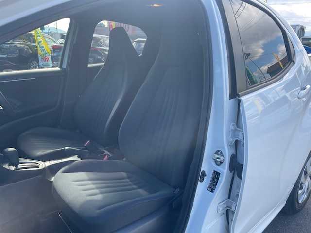 トヨタ ヤリス ハイブリッド 静岡県 2022(令4)年 2万km スーパーホワイトⅡ ●純正ナビ/（Bluetooth）/●バックカメラ/●レーダークルーズコントロール/●プリクラッシュセーフティー/●レーントレーシングアシスト/●オートライト/●オートマチックハイビーム/●ステアリングスイッチ/●電動格納ウインカーミラー/●ETC/●ISOFIX/●レベライザー/●純正フロアマット/●スマートキー/●純正ホイールカバー/●W＋サイド＋カーテンSRS＋ABS/●取扱説明書