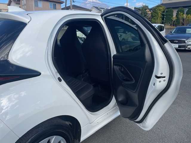 トヨタ ヤリス ハイブリッド 静岡県 2022(令4)年 2万km スーパーホワイトⅡ ●純正ナビ/（Bluetooth）/●バックカメラ/●レーダークルーズコントロール/●プリクラッシュセーフティー/●レーントレーシングアシスト/●オートライト/●オートマチックハイビーム/●ステアリングスイッチ/●電動格納ウインカーミラー/●ETC/●ISOFIX/●レベライザー/●純正フロアマット/●スマートキー/●純正ホイールカバー/●W＋サイド＋カーテンSRS＋ABS/●取扱説明書