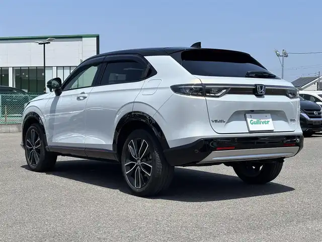ホンダ ヴェゼル ハイブリッド e:HEV PLaY 大分県 2023(令5)年 4.3万km 白 ・純正ナビ(BT.AppleCarPlay)/・バックカメラ/・フルセグテレビ/・ガラスルーフ/・レーダークルーズコントロール/・ETC 2.0/・ドライブレコーダー/・コーナーセンサー/・ブラインドスポットモニター/・オートハイビーム/・シートヒーター/・電動リアゲート/・置くだけ充電/・ブレーキホールド/・ベージュハーフレザー/・ステアリングリモコン/・スペアキー