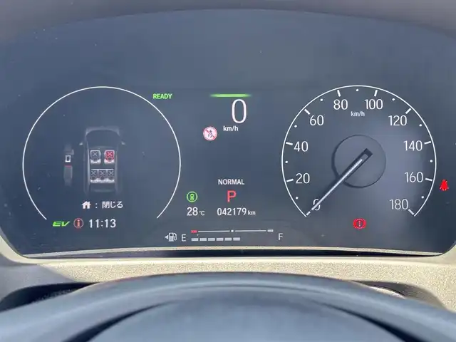 ホンダ ヴェゼル ハイブリッド e:HEV PLaY 大分県 2023(令5)年 4.3万km 白 ・純正ナビ(BT.AppleCarPlay)/・バックカメラ/・フルセグテレビ/・ガラスルーフ/・レーダークルーズコントロール/・ETC 2.0/・ドライブレコーダー/・コーナーセンサー/・ブラインドスポットモニター/・オートハイビーム/・シートヒーター/・電動リアゲート/・置くだけ充電/・ブレーキホールド/・ベージュハーフレザー/・ステアリングリモコン/・スペアキー