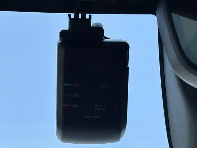 ホンダ ヴェゼル ハイブリッド e:HEV PLaY 大分県 2023(令5)年 4.3万km 白 ・純正ナビ(BT.AppleCarPlay)/・バックカメラ/・フルセグテレビ/・ガラスルーフ/・レーダークルーズコントロール/・ETC 2.0/・ドライブレコーダー/・コーナーセンサー/・ブラインドスポットモニター/・オートハイビーム/・シートヒーター/・電動リアゲート/・置くだけ充電/・ブレーキホールド/・ベージュハーフレザー/・ステアリングリモコン/・スペアキー