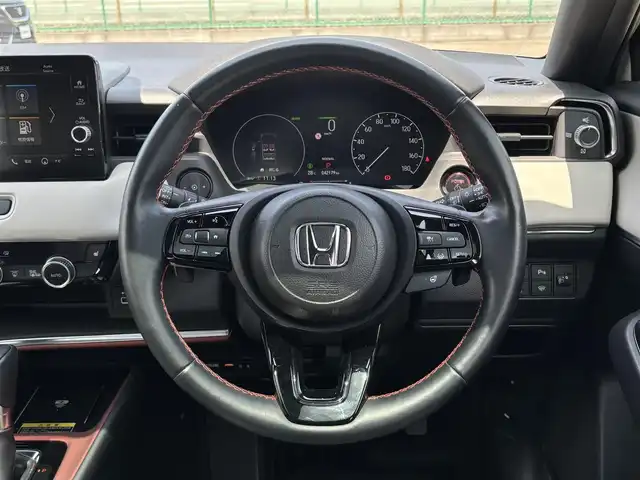 ホンダ ヴェゼル ハイブリッド e:HEV PLaY 大分県 2023(令5)年 4.3万km 白 ・純正ナビ(BT.AppleCarPlay)/・バックカメラ/・フルセグテレビ/・ガラスルーフ/・レーダークルーズコントロール/・ETC 2.0/・ドライブレコーダー/・コーナーセンサー/・ブラインドスポットモニター/・オートハイビーム/・シートヒーター/・電動リアゲート/・置くだけ充電/・ブレーキホールド/・ベージュハーフレザー/・ステアリングリモコン/・スペアキー