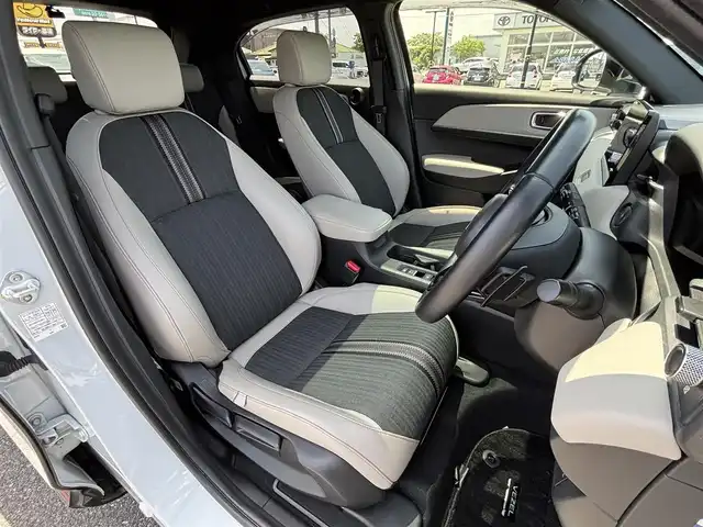 ホンダ ヴェゼル ハイブリッド e:HEV PLaY 大分県 2023(令5)年 4.3万km 白 ・純正ナビ(BT.AppleCarPlay)/・バックカメラ/・フルセグテレビ/・ガラスルーフ/・レーダークルーズコントロール/・ETC 2.0/・ドライブレコーダー/・コーナーセンサー/・ブラインドスポットモニター/・オートハイビーム/・シートヒーター/・電動リアゲート/・置くだけ充電/・ブレーキホールド/・ベージュハーフレザー/・ステアリングリモコン/・スペアキー