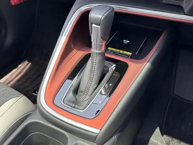 ホンダ ヴェゼル ハイブリッド e:HEV PLaY 大分県 2023(令5)年 4.3万km 白 ・純正ナビ(BT.AppleCarPlay)/・バックカメラ/・フルセグテレビ/・ガラスルーフ/・レーダークルーズコントロール/・ETC 2.0/・ドライブレコーダー/・コーナーセンサー/・ブラインドスポットモニター/・オートハイビーム/・シートヒーター/・電動リアゲート/・置くだけ充電/・ブレーキホールド/・ベージュハーフレザー/・ステアリングリモコン/・スペアキー