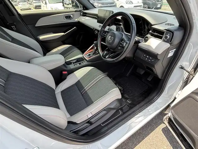 ホンダ ヴェゼル ハイブリッド e:HEV PLaY 大分県 2023(令5)年 4.3万km 白 ・純正ナビ(BT.AppleCarPlay)/・バックカメラ/・フルセグテレビ/・ガラスルーフ/・レーダークルーズコントロール/・ETC 2.0/・ドライブレコーダー/・コーナーセンサー/・ブラインドスポットモニター/・オートハイビーム/・シートヒーター/・電動リアゲート/・置くだけ充電/・ブレーキホールド/・ベージュハーフレザー/・ステアリングリモコン/・スペアキー