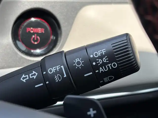 ホンダ ヴェゼル ハイブリッド e:HEV PLaY 大分県 2023(令5)年 4.3万km 白 ・純正ナビ(BT.AppleCarPlay)/・バックカメラ/・フルセグテレビ/・ガラスルーフ/・レーダークルーズコントロール/・ETC 2.0/・ドライブレコーダー/・コーナーセンサー/・ブラインドスポットモニター/・オートハイビーム/・シートヒーター/・電動リアゲート/・置くだけ充電/・ブレーキホールド/・ベージュハーフレザー/・ステアリングリモコン/・スペアキー