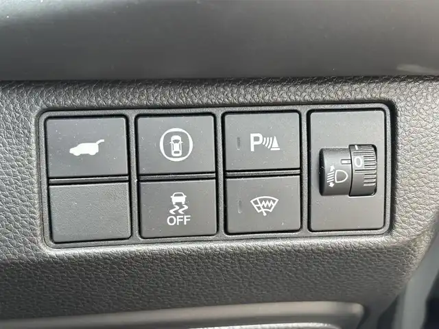 ホンダ ヴェゼル ハイブリッド e:HEV PLaY 大分県 2023(令5)年 4.3万km 白 ・純正ナビ(BT.AppleCarPlay)/・バックカメラ/・フルセグテレビ/・ガラスルーフ/・レーダークルーズコントロール/・ETC 2.0/・ドライブレコーダー/・コーナーセンサー/・ブラインドスポットモニター/・オートハイビーム/・シートヒーター/・電動リアゲート/・置くだけ充電/・ブレーキホールド/・ベージュハーフレザー/・ステアリングリモコン/・スペアキー