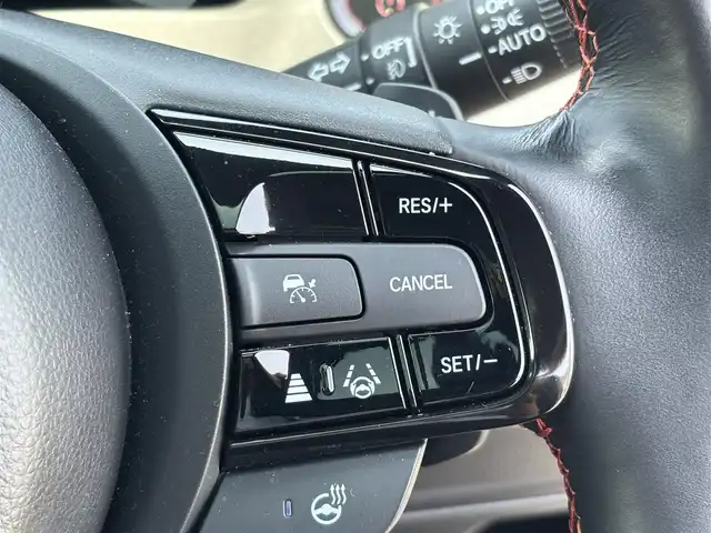 ホンダ ヴェゼル ハイブリッド e:HEV PLaY 大分県 2023(令5)年 4.3万km 白 ・純正ナビ(BT.AppleCarPlay)/・バックカメラ/・フルセグテレビ/・ガラスルーフ/・レーダークルーズコントロール/・ETC 2.0/・ドライブレコーダー/・コーナーセンサー/・ブラインドスポットモニター/・オートハイビーム/・シートヒーター/・電動リアゲート/・置くだけ充電/・ブレーキホールド/・ベージュハーフレザー/・ステアリングリモコン/・スペアキー
