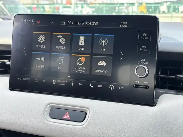 ホンダ ヴェゼル ハイブリッド e:HEV PLaY 大分県 2023(令5)年 4.3万km 白 ・純正ナビ(BT.AppleCarPlay)/・バックカメラ/・フルセグテレビ/・ガラスルーフ/・レーダークルーズコントロール/・ETC 2.0/・ドライブレコーダー/・コーナーセンサー/・ブラインドスポットモニター/・オートハイビーム/・シートヒーター/・電動リアゲート/・置くだけ充電/・ブレーキホールド/・ベージュハーフレザー/・ステアリングリモコン/・スペアキー