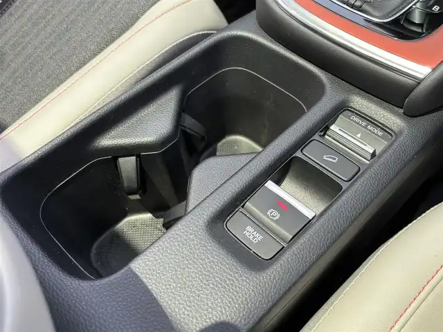 ホンダ ヴェゼル ハイブリッド e:HEV PLaY 大分県 2023(令5)年 4.3万km 白 ・純正ナビ(BT.AppleCarPlay)/・バックカメラ/・フルセグテレビ/・ガラスルーフ/・レーダークルーズコントロール/・ETC 2.0/・ドライブレコーダー/・コーナーセンサー/・ブラインドスポットモニター/・オートハイビーム/・シートヒーター/・電動リアゲート/・置くだけ充電/・ブレーキホールド/・ベージュハーフレザー/・ステアリングリモコン/・スペアキー