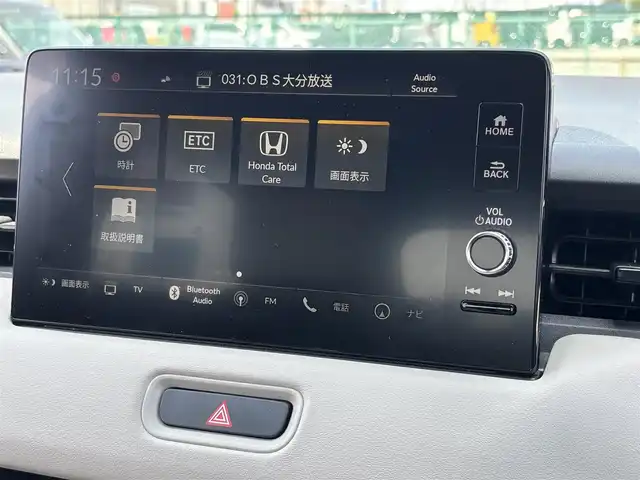 ホンダ ヴェゼル ハイブリッド e:HEV PLaY 大分県 2023(令5)年 4.3万km 白 ・純正ナビ(BT.AppleCarPlay)/・バックカメラ/・フルセグテレビ/・ガラスルーフ/・レーダークルーズコントロール/・ETC 2.0/・ドライブレコーダー/・コーナーセンサー/・ブラインドスポットモニター/・オートハイビーム/・シートヒーター/・電動リアゲート/・置くだけ充電/・ブレーキホールド/・ベージュハーフレザー/・ステアリングリモコン/・スペアキー