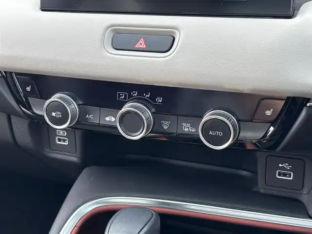 ホンダ ヴェゼル ハイブリッド e:HEV PLaY 大分県 2023(令5)年 4.3万km 白 ・純正ナビ(BT.AppleCarPlay)/・バックカメラ/・フルセグテレビ/・ガラスルーフ/・レーダークルーズコントロール/・ETC 2.0/・ドライブレコーダー/・コーナーセンサー/・ブラインドスポットモニター/・オートハイビーム/・シートヒーター/・電動リアゲート/・置くだけ充電/・ブレーキホールド/・ベージュハーフレザー/・ステアリングリモコン/・スペアキー